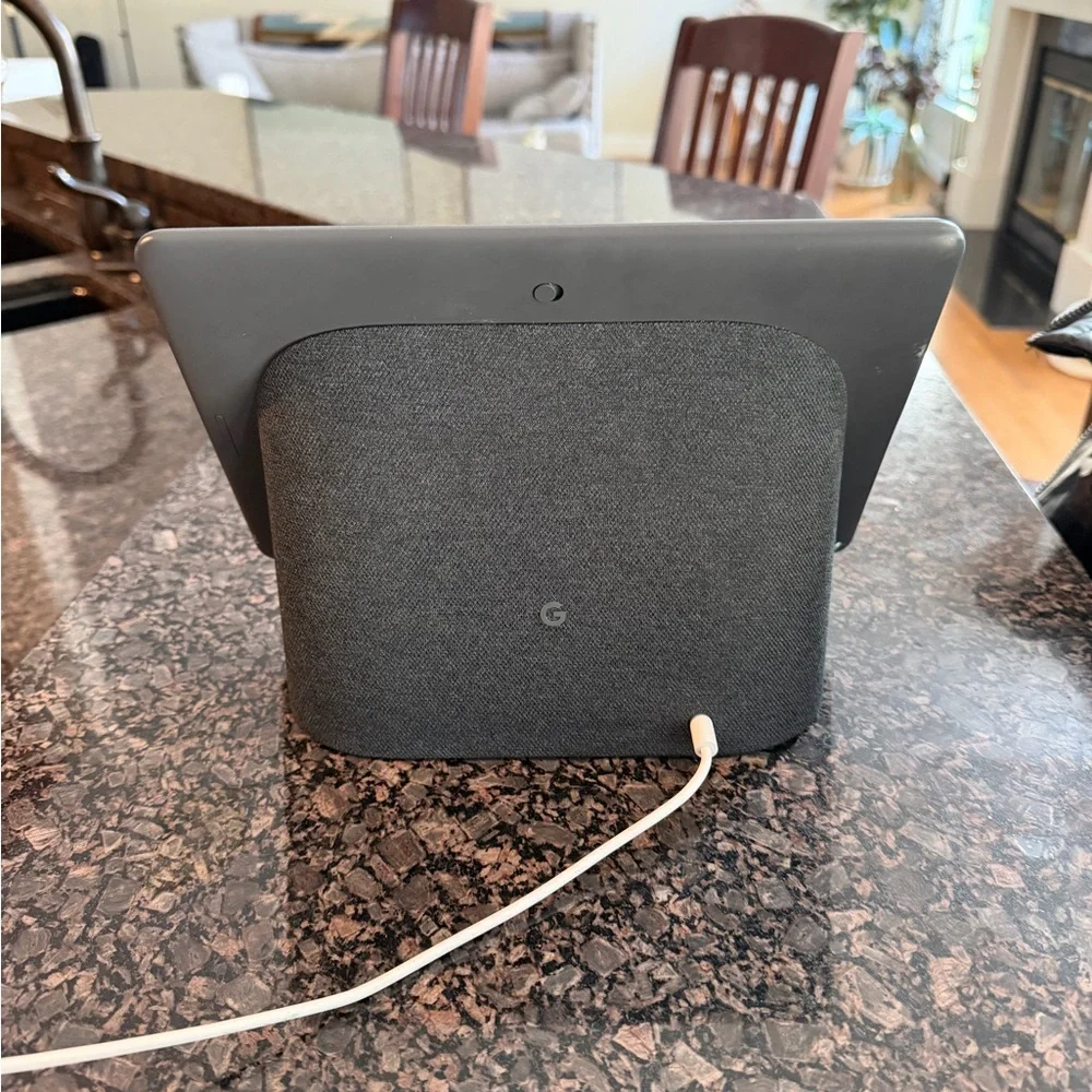 Google Nest Hub Max (Model H2A) - Picture 2 of 4